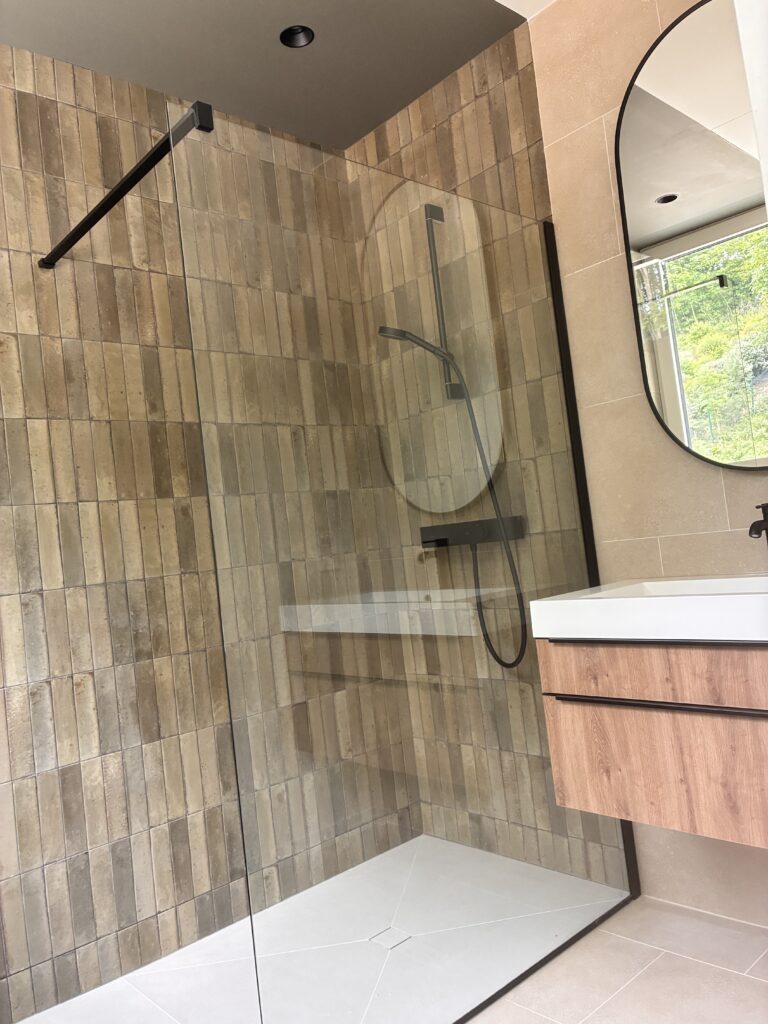 Douche en baguettes couleur terre, paroi vitrée