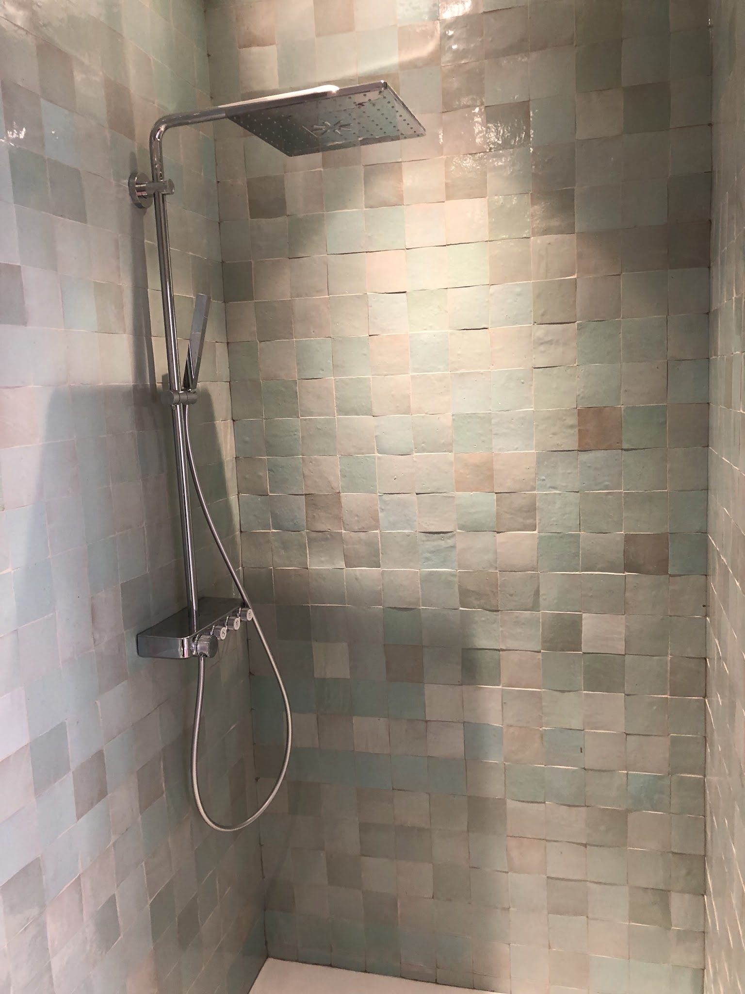 Douche en zellige vert d'eau
